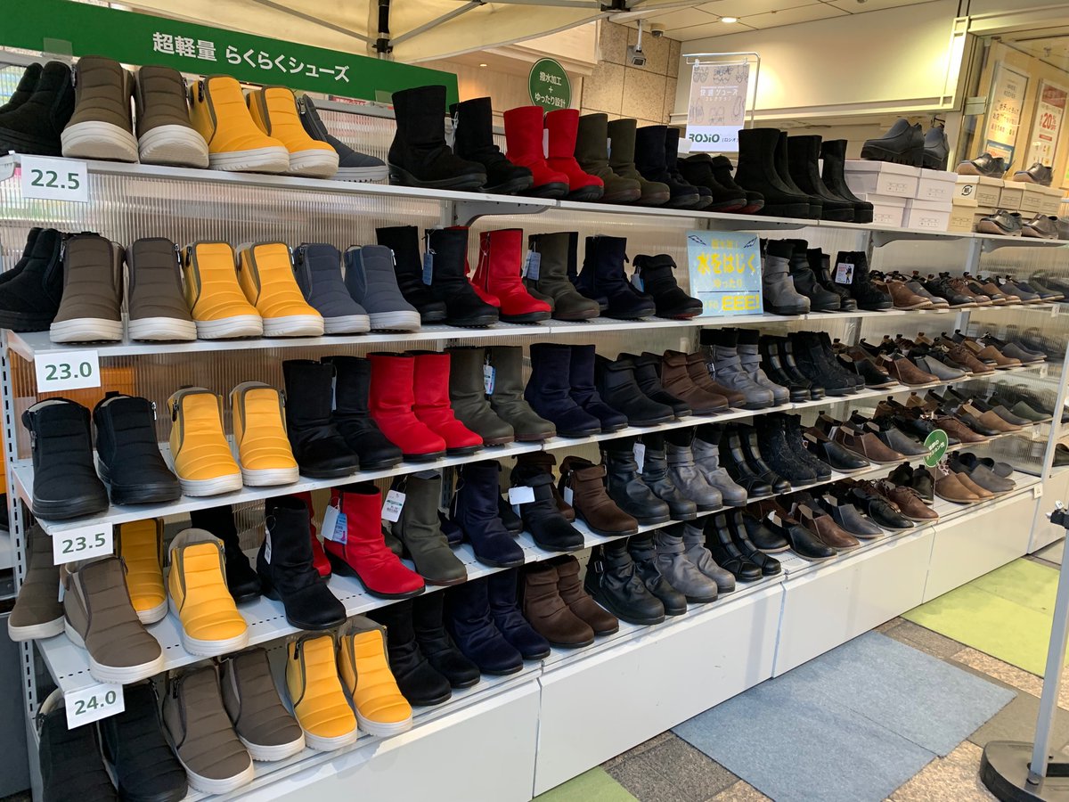 Hands_Hiroshima's tweet photo. 👟快適シューズコレクション開催中👟
今イリグチで靴の販売しとるよ〜👐人気の #ロシオ の健康シューズもあるよ🎶雨や雪でも安心の #チルシューズ もっ☔️これからの雪に備えていかが〜❄️
11月28日(日)までじゃけんぜひっ🙌
#ROSIO
#ccilu
#partam
#東急ハンズ広島店 3F(Y) https://t.co/CTI5vSPiZ3