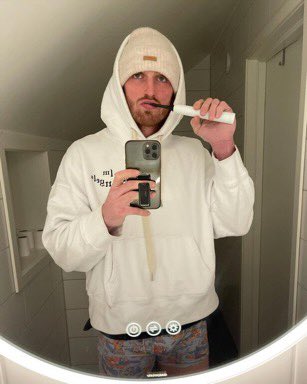 bssbjdx's tweet photo. Logan Paul bulge #leakedleakers #loganpaul https://t.co/Qkn651Qded