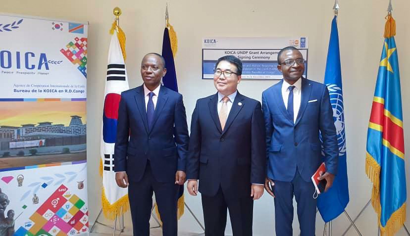 UNFPARDC's tweet photo. LA #KOICA APPUIE @PNUDRDC &amp; @UNFPA POUR PREVENIR &amp; COMBATTRE #VBG EN #RDC
❇️Signature convention de 8,600,000 USD
❇️Engagement fort de la #KOICA en cette période de #16jours d’activisme
❇️Zone du projet: #Kinshasa #Nord Kivu #Kasaï central
#VoilaPourquoi https://t.co/BWMkjGBXGb