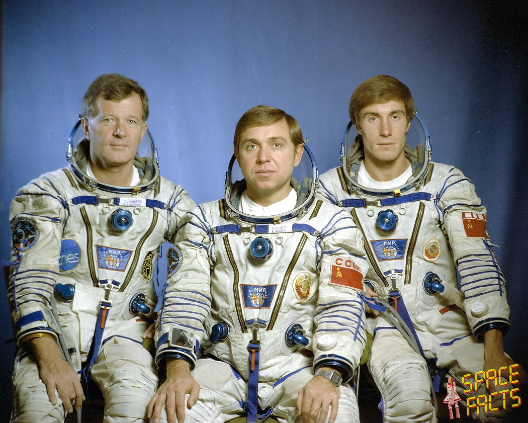 джанибеков салют 7. юрий иванович онуфриенко. жан лу кретьен крикалев и волков. мишель тонини космонавт. джанибеков иванченков кретьен.