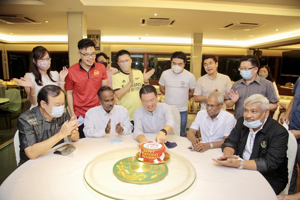 NgaKorMing's tweet photo. Thanks to our Perak DAP state committee who always remember &amp; celebrate birthday together whenever we have the opportunity. A successful team is always a happy team &amp; we are aiming to be one. #StrongerTogether #TeamDAP https://t.co/yeKraTPnoc