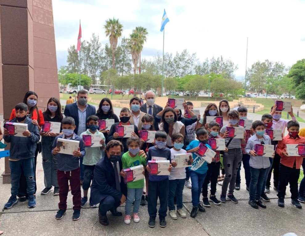 SDominguezok's tweet photo. Hoy junto al Secretario general Federico Salinas  acompañamos a los niños de las escuelas rurales de los parajes  El Algarrobal, Pozo Cercado y Retiro al Grand Bourg donde fueron recibidos por nuestro gobernador Gustavo Sáenz, El ministro de educación Matías Canepa y [...] https://t.co/EPJjbHkm75