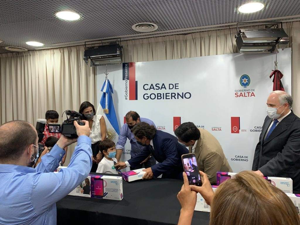 SDominguezok's tweet photo. Hoy junto al Secretario general Federico Salinas  acompañamos a los niños de las escuelas rurales de los parajes  El Algarrobal, Pozo Cercado y Retiro al Grand Bourg donde fueron recibidos por nuestro gobernador Gustavo Sáenz, El ministro de educación Matías Canepa y [...] https://t.co/EPJjbHkm75