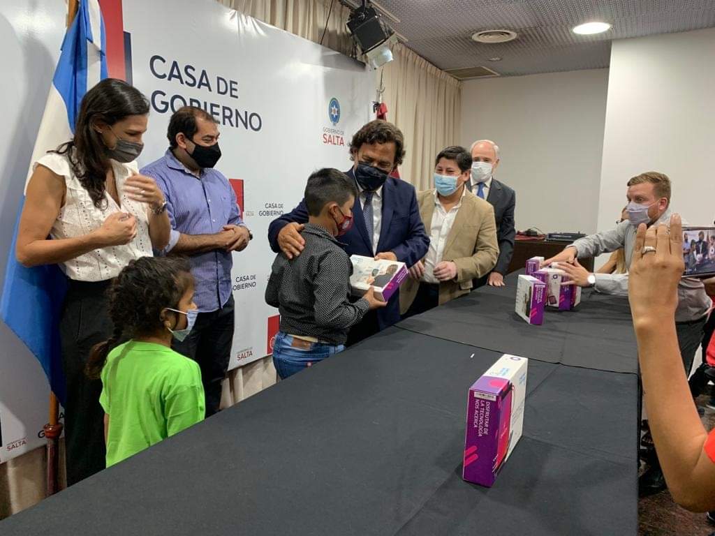 SDominguezok's tweet photo. Hoy junto al Secretario general Federico Salinas  acompañamos a los niños de las escuelas rurales de los parajes  El Algarrobal, Pozo Cercado y Retiro al Grand Bourg donde fueron recibidos por nuestro gobernador Gustavo Sáenz, El ministro de educación Matías Canepa y [...] https://t.co/EPJjbHkm75