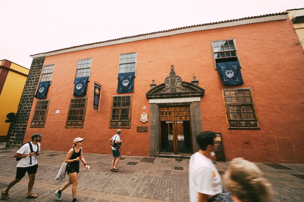 PatrimonioHLL's tweet photo. 💜La Concejalía de Patrimonio Histórico, que dirige Elvira Jorge, ofrece unas 240 visitas guiadas y gratuitas por el casco de #LaLaguna entre el 27 de noviembre y el 3 de diciembre. Se desarrollarán por 10 inmuebles localizados en el espacio declarado Patrimonio Mundial. #Hilo👇🏽 https://t.co/7OFlyy7Zew