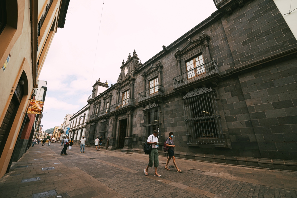 PatrimonioHLL's tweet photo. 💜La Concejalía de Patrimonio Histórico, que dirige Elvira Jorge, ofrece unas 240 visitas guiadas y gratuitas por el casco de #LaLaguna entre el 27 de noviembre y el 3 de diciembre. Se desarrollarán por 10 inmuebles localizados en el espacio declarado Patrimonio Mundial. #Hilo👇🏽 https://t.co/7OFlyy7Zew