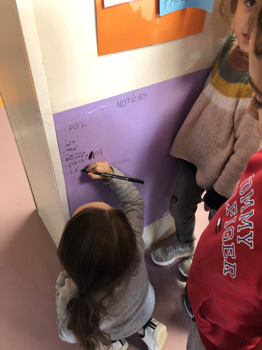 mireia_albi's tweet photo. A l’estona de grup expliquem i escrivim notícies. Ens agrada tant que fins i tot tenim llista d’espera #mopi5 #JECasp https://t.co/Bo68NWiPKc