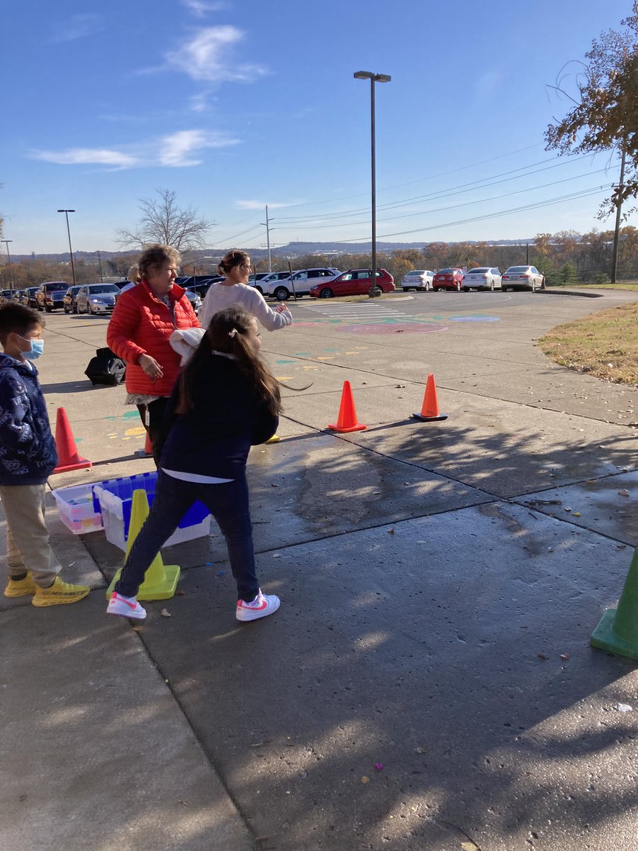 MountViewES's tweet photo. Students threw water balloons at Mr. Wicker on Tuesday as a reward for raising money for our Fun Run! https://t.co/5kDljVEYw8