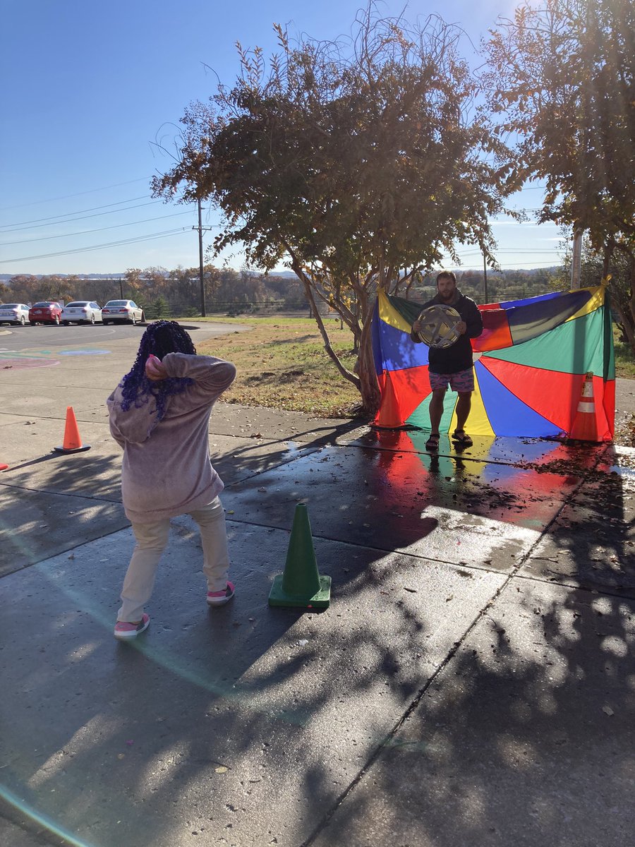 MountViewES's tweet photo. Students threw water balloons at Mr. Wicker on Tuesday as a reward for raising money for our Fun Run! https://t.co/5kDljVEYw8