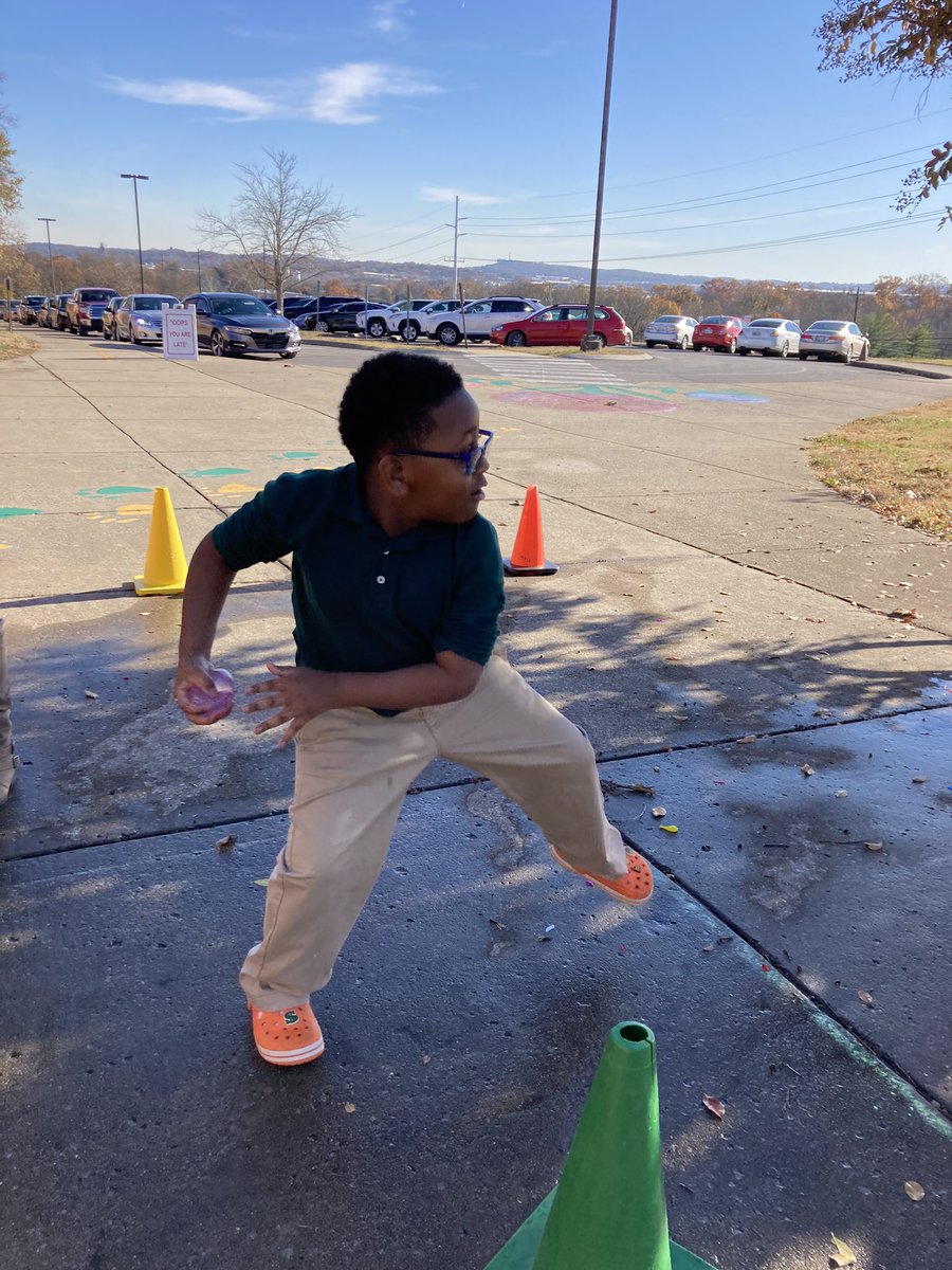 MountViewES's tweet photo. Students threw water balloons at Mr. Wicker on Tuesday as a reward for raising money for our Fun Run! https://t.co/5kDljVEYw8