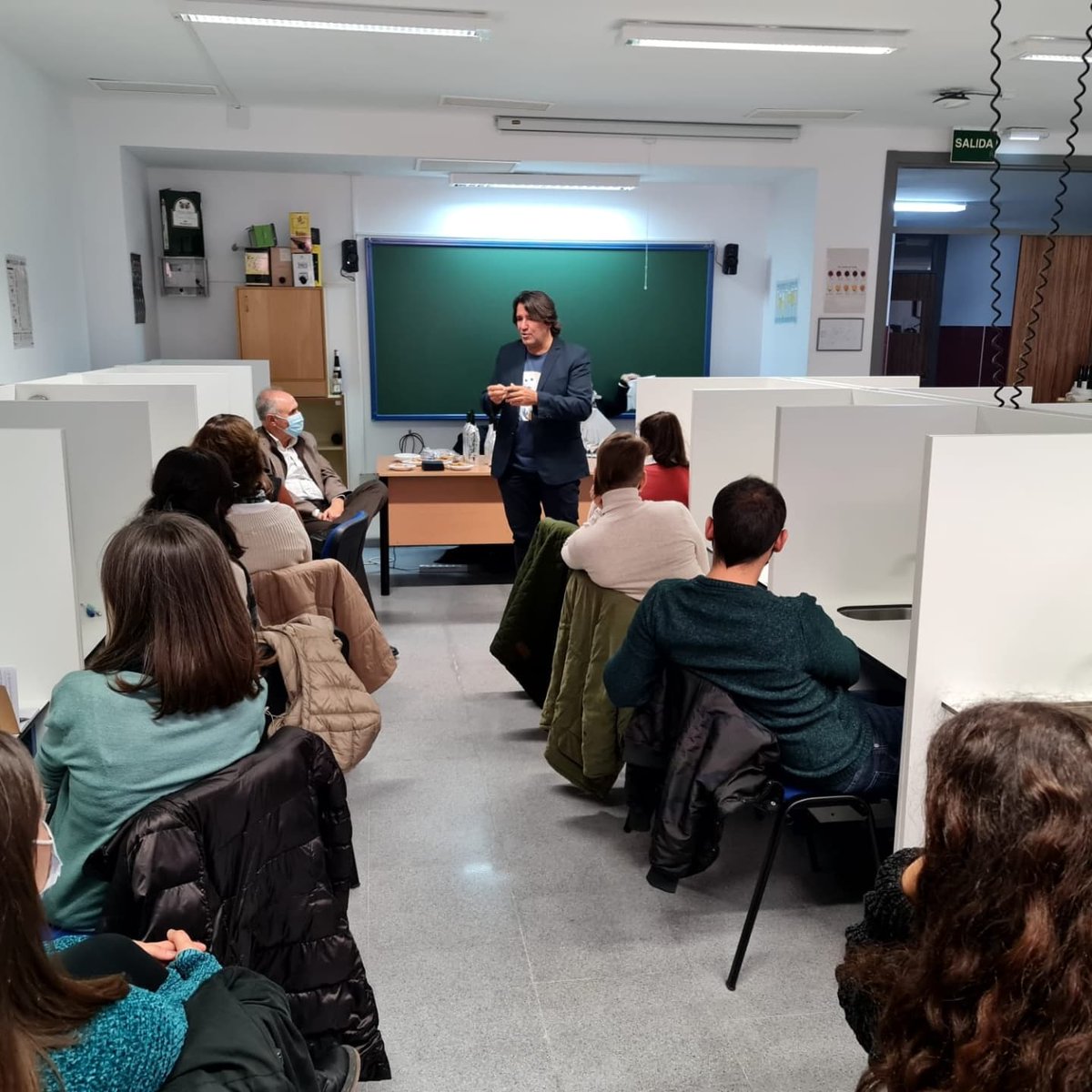 ieseco's tweet photo. @rafaelbellido ,Presidente de los Sommeliers en Andalucia, ha venido al IES Emilio Canalejo, para animar a nuestro alumnado a Emprender en el mundo del Vino. https://t.co/UZPm8Pi4In