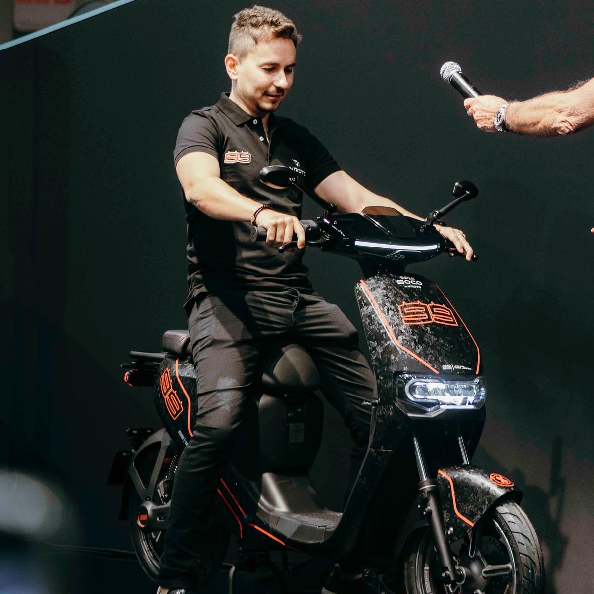 vmotosoco's tweet photo. Ladies and Gentlemans the CUmini JL99 Limited Edition! 🚀🚀🚀
⁠
We are live @eicmaofficial 2021!⁠
⁠
Come find us at Hall 22 - Booth T21
⁠
#JL99xVmoto #EICMA #RoadToEICMA2021⁠
#Vmoto #VmotoSoco #VmotoSocoEV #SuperSoco #electricvehicles #electriciscool https://t.co/GSccsdHWK7