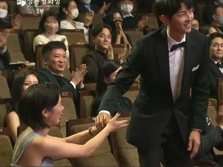 kdramadaisy's tweet photo. so yeobeen was clapping for him and he squeezed her hand once before walking to the stage 🥺 https://t.co/cKW0H4djnR