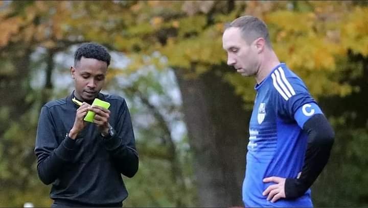 theshiq's tweet photo. Abdifatah Muse Mohamud Waxa Uu Dalkan Germany Galay 2019, Waxa Uuna Hadda Ciyaaraha Horyaalka Koobka Degmooyinka Wadanka Germany Ka Noqday Aalbiitare/Garsoore Kubadeed, Waxaana Uu Shahaado #FIFA Ah Ka Qaatay Oo Uu Noqday Xirfadle Albiitare/Garsoore. https://t.co/Ln57N518op