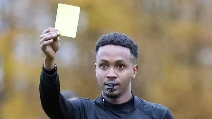theshiq's tweet photo. Abdifatah Muse Mohamud Waxa Uu Dalkan Germany Galay 2019, Waxa Uuna Hadda Ciyaaraha Horyaalka Koobka Degmooyinka Wadanka Germany Ka Noqday Aalbiitare/Garsoore Kubadeed, Waxaana Uu Shahaado #FIFA Ah Ka Qaatay Oo Uu Noqday Xirfadle Albiitare/Garsoore. https://t.co/Ln57N518op
