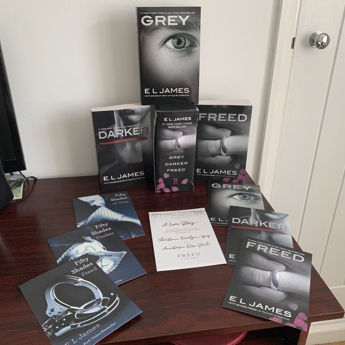 B_Bibliophile_'s tweet photo. 💕Bloomingly Brilliant Box Set!💕
Mr Grey is finally here & he’s packing! 🙊
All 3 US copies of Mr Grey’s POV, 6 cover+quote cards & 1 wedding invite are now in my collection!📚
More on my IG, FiftyShadesOfGreyUK
#FiftyShadesAsToldByChristian #ReadFREED #ELJames
@Read_Bloom https://t.co/tm5XAv5hAW