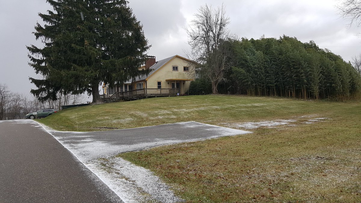 griz1's tweet photo. It's snowing! #HappyThanksgiving #dustingofsnow #snow #winter #whitechristmas #chilly #BrightmontFarm #OptOutside @CityofWheeling @WheelingVisitor @WVtourism @thefluffa @UvgotCathy @scrub @ThomasParee @weather https://t.co/kcdu2sn7Nr