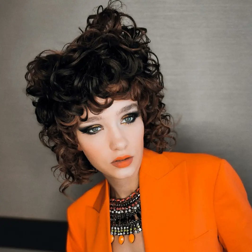 RIZOSPeluqueros's tweet photo. Seguimos recordando nuestra colección de moda (BE REAL, NOT PERFECT), que se posicionó como creación de vanguardia en 2019.

Damos paso a "Curly Mood". 
Una tendencia actualizada del cabello rizado.

#rizospeluqueros #camrizos #colecciondemoda #rememorando #tendencias https://t.co/NmGAHAXk6A