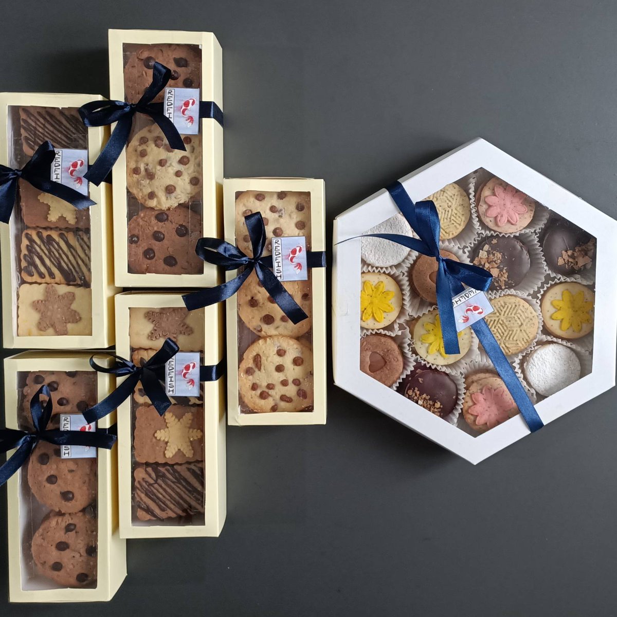 Demain j'aurais encore l'honneur d'être l'assistant vendeur de <a href="/RedfishBakery/">Redfish Bakery</a> à l'expo-vente à l'hôtel Lamarez Kouba, à partir de 10h. Cookies, Brownies, Cupcakes &amp; sablés. Page insta: instagram.com/redfish.bakery…
Parking non disponible sur place, sorry ! RT si vous pouvez, thx! 🙏