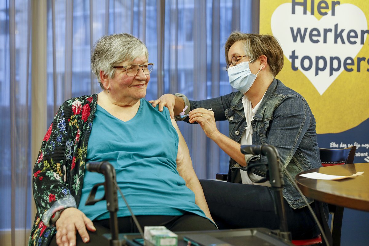 Een bijzonder moment: in de strijd tegen het coronavirus is BrabantZorg een boostervaccinatie campagne gestart. Bewoners, medewerkers en vaste vrijwilligers van BrabantZorg kunnen vanaf zaterdag een boostervaccinatie krijgen. bit.ly/3FH90T0