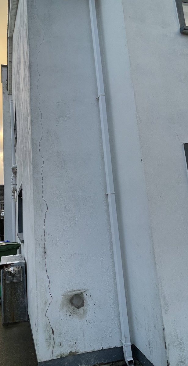 foxymm21's tweet photo. Still digesting the news I got 2 days ago. Though it only confirmed my suspicions &amp; fears all along. This is my property before/after painting in 2014 &amp; today. “Settling cracks”, I was told. “Dodgy plaster work”, I was told.

How stupid was I. Mica.

#micafailedregs #MicaRedress https://t.co/IUC9tluzTM