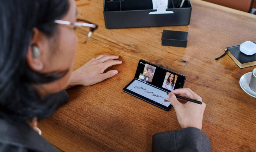 BlogNT's tweet image. Galaxy for Work : une campagne visant à introduire les technologies Samsung sur le lieu de travail blog-nouvelles-technologies.fr/217107/galaxy-… via @BlogNT #Samsung #GalaxyforWork