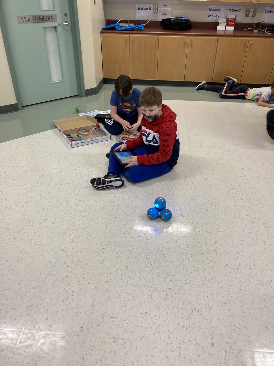 ShipyardP5's tweet photo. Shipyard launch new tech room. The grade 4s were super excited to practice their tech skills. Eight separate stations including a green screen, Istopmotion, Dash Robots, and Makey Makey to name a few are sure to engage students and improve their skills.@CBVRCE_NS @kublekk https://t.co/zFpH7TiewD