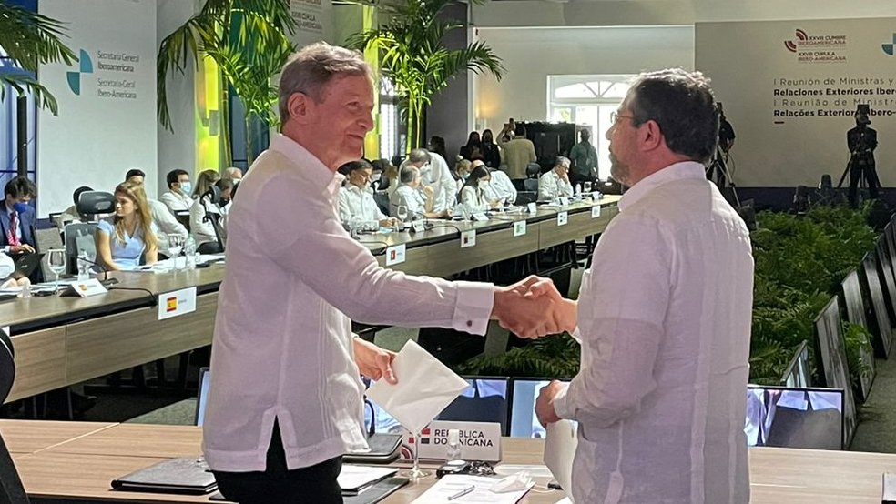 MMontalvoEC's tweet photo. Buenas noticias l Postulamos al Ecuador como sede de la próxima Cumbre Iberoamericana de la @SEGIBdigital 

Entregamos la carta oficial del Presidente @LassoGuillermo, al Ministro de Relaciones Exteriores de República Dominicana @RobalsdqAlvarez.

#DiplomaciaDelEncuentro https://t.co/m6dvjDHIes