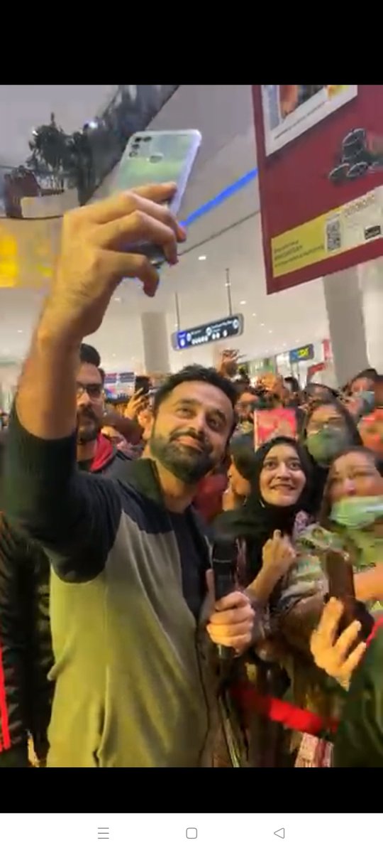 SamraaAniss's tweet image. Aj Event ki subse achi baat @WaseemBadami ne khud khyaal rakha howa hai har cheez kaa... Boys ko bhi khud kehrhw hen m wo peechay rahen agy grls hen khayal karain! Or selfies sb k sath banjaen ye bhee!

GREAT HEN AAP SIRRR! 🙌🏻❤️
#LahoreEvent