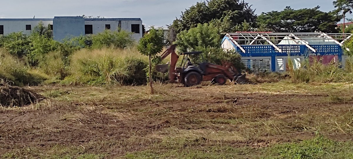 PSUVParroq_SG's tweet photo. #Serpumar Desde la calle este 2 de la Morita I #Mariño, con el plan de Limpieza y desmalezamiento, en la Unidad Educativa Ivonne González Marcano. La alcaldesa @johanitakenpo sigue dando respuesta a la comunidad con la recuperación de los espacios. #EleccionesIndigenas2021 https://t.co/cPM4ZTIXJz