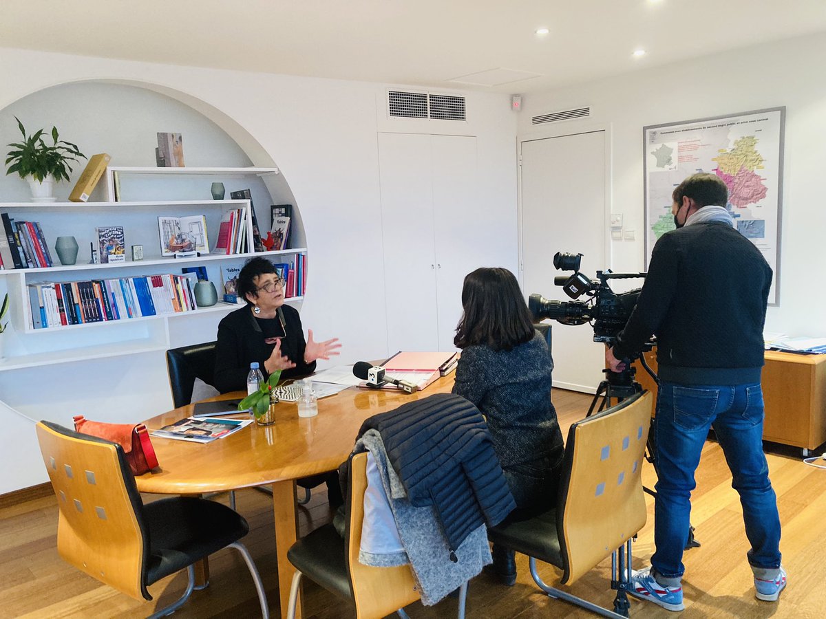 Académie de Grenoble (@acgrenoble) on Twitter photo Interview #situationsanitaire
La rectrice, <a href="/HeleneInsel/">Hélène Insel</a> accueille <a href="/F3Rhone_Alpes/">France 3 Rhône-Alpes</a> dans son bureau transformé en plateau-télé.📺
Un temps d’échanges pour évoquer la situation sanitaire de l’académie et les nouvelles consignes gouvernementales concernant les écoles🏫
#autotest Interview #situationsanitaire
La rectrice, <a href="/HeleneInsel/">Hélène Insel</a> accueille <a href="/F3Rhone_Alpes/">France 3 Rhône-Alpes</a> dans son bureau transformé en plateau-télé.📺
Un temps d’échanges pour évoquer la situation sanitaire de l’académie et les nouvelles consignes gouvernementales concernant les écoles🏫
#autotest