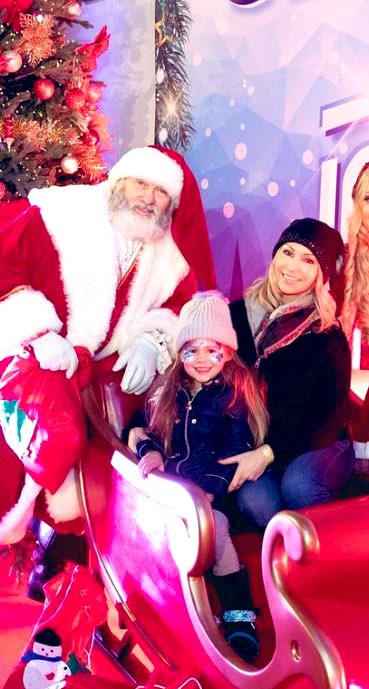 TeamKRihanoff's tweet photo. Meeting Santa Mila &amp; @KRihanoff #ChilternView #motherdaughter #Christmasfun https://t.co/wRHaS51RSs