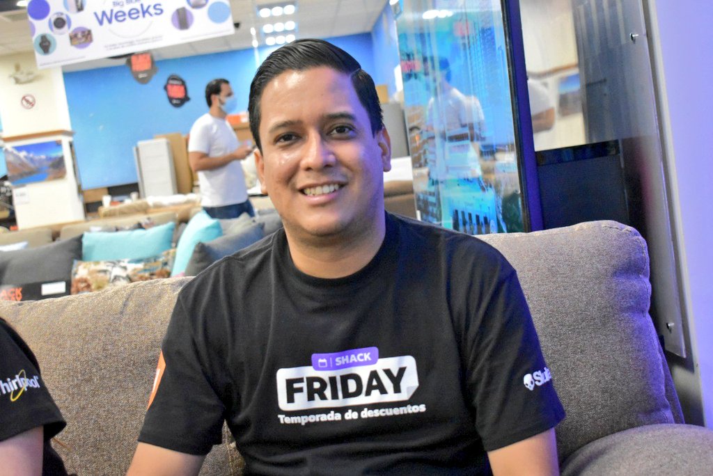 dianavytony's tweet photo. ((AL AIRE)) Se nos une a la transmisión Obed Monroy, representante de @RadioShack y nos cuenta sobre el #ShackFriday 📻📲 https://t.co/MgcD27ORfk