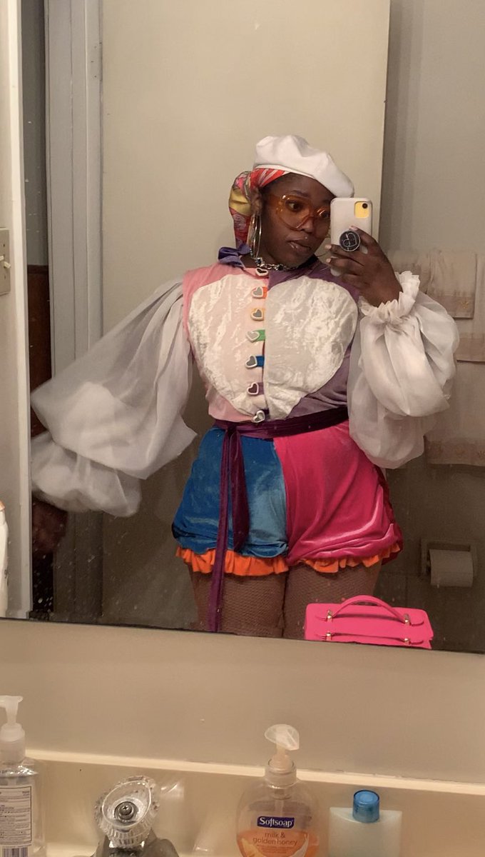 ssaintbella's tweet photo. Leaning into that Clowncore aspect of my style, yesterday’s fit 🎡💓🕺🏾🎟 https://t.co/e9FTOhWuP9