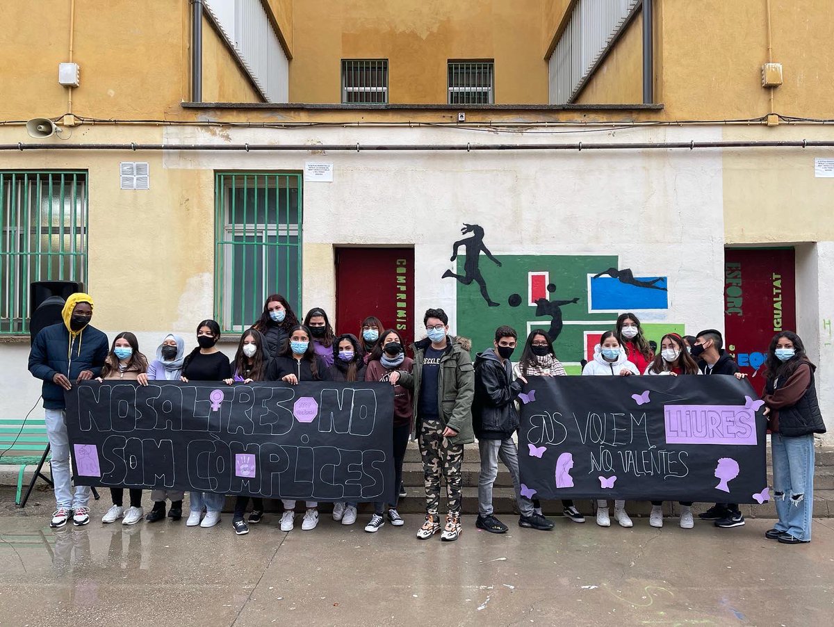 Durant les últimes setmanes els líders de convivència acompanyants per la Comissió de convivència i de gènere de l’Institut han estat preparant aquestes dues pancartes per l’acte del #25N. Ahir i cada dia: #NOSOMCÒMPLICES 
Gràcies, líders💜 
#somrubióiors #lídersdeconvivència