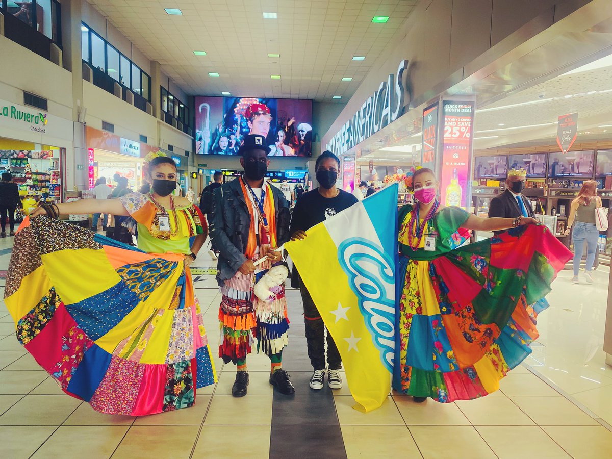 soulfulafro's tweet photo. #OrgullosamenteColonense Corazón lleno ❤️❤️ #MiTierra #MiGente #C3 Gracias all equipo de Duty Free #Panama #CongoSoy #HijaDelNazareno https://t.co/3a5L0Zvfa1