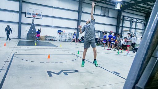 TheRoadPrepAca1's tweet photo. @Majorprep717
Thanksgiving Workout!
Road Boys vs Road Girls - Part 1 was 🔥🔥🔥🔥🔥
@risesportshd 🎥‼️
THE ROAD‼️
🏀Where are you at?!
#TheRoad #MajorPrep #Hard2Guard #A2D #Signal5 #TeamPa #CavoliBarnCrew #AlunnaLearning #TakeOver717 #risesportshd #RecruitMeTV https://t.co/Ch3yVdCgF4