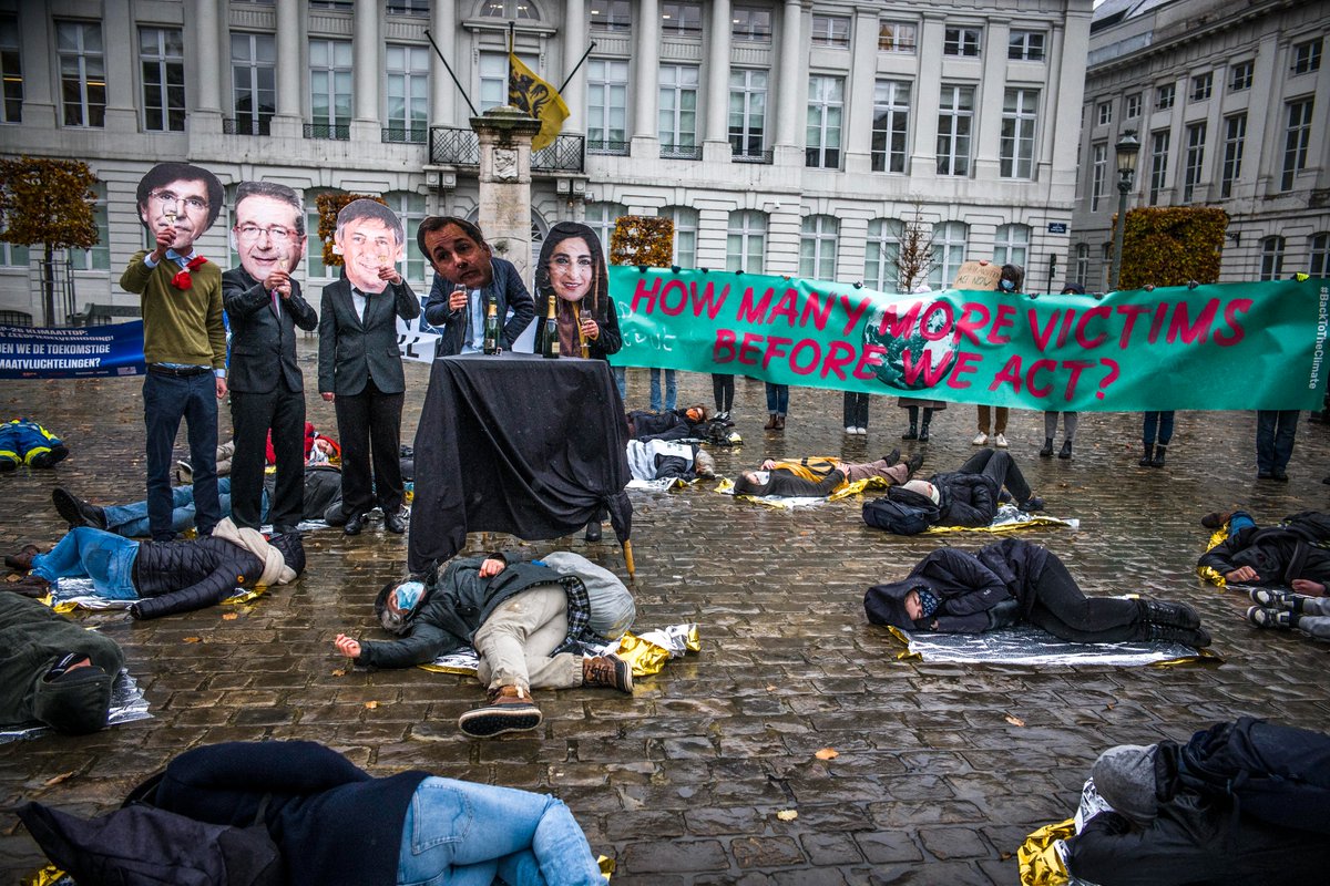 BewegingNet's tweet photo. “Hoe veel slachtoffers nog voor jullie in actie komen?” De regeringen in ons land kibbelen liever over klimaat ipv samen aan daadkrachtige en soc rechtvaardige oplossingen te werken. Daarom voerden we vandaag actie #justtransition #actnow #backtotheclimate #klimaatcoalitie https://t.co/QQibUKyvwv