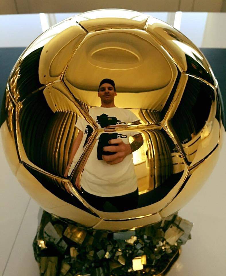PSGalu's tweet photo. The most iconic Ballon d'or picture. https://t.co/rLoOUIxFT5