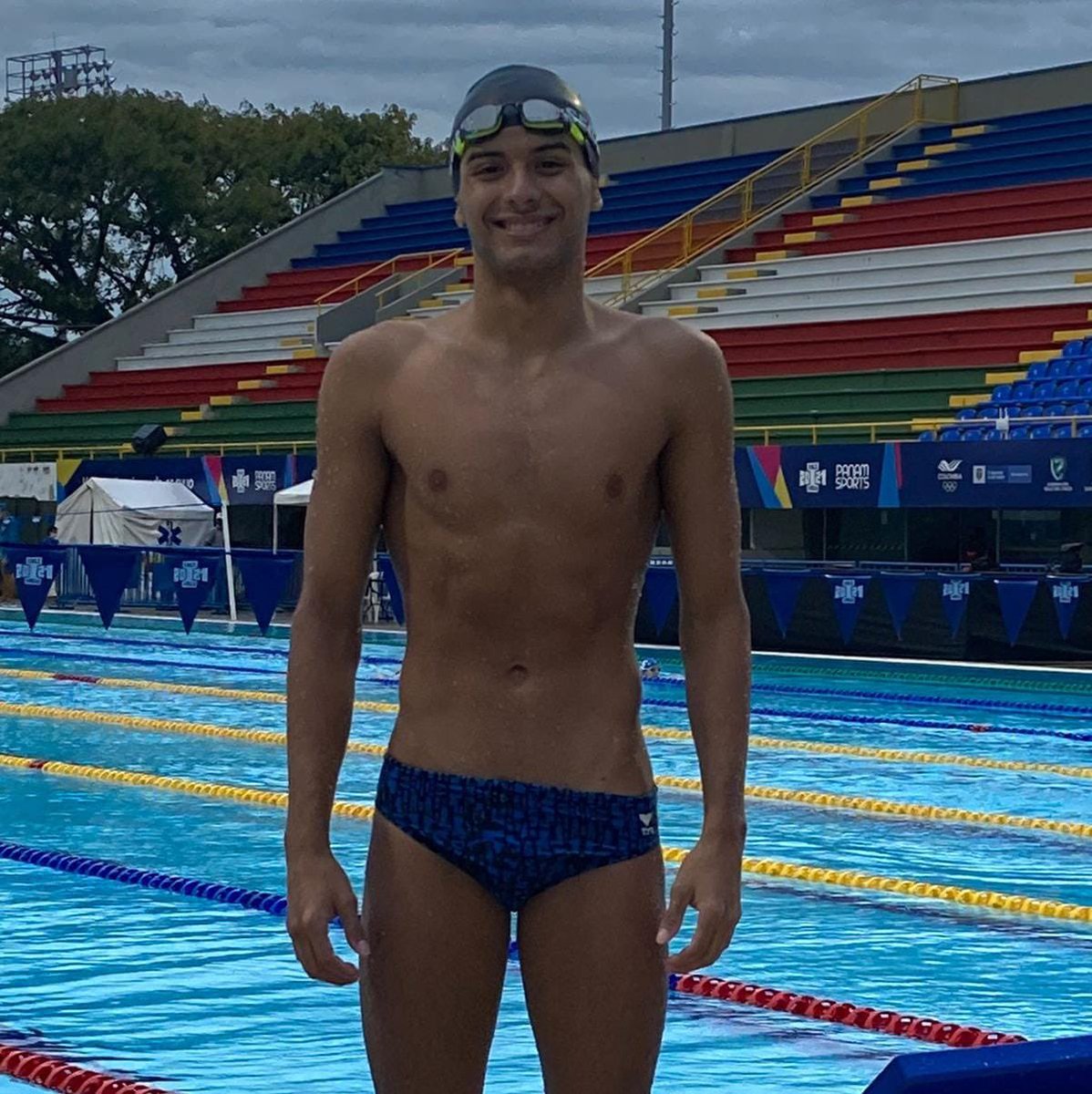 El nadador salvadoreño Elías Segovia finalizó primero en su heat en la prueba de 400m libre con un tiempo de 4:12.73 #CaliValle2021 #TeamESA