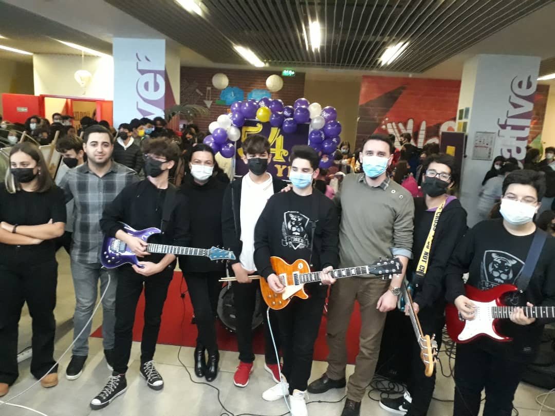 UOGaziemir's tweet photo. 💜54. yıl kutlamalarımıza öğretmen ve öğrencilerimizin gerçekleştirdigi konserle devam ediyoruz.🎶🎙🎸

#TürkiyeninUğuru54Yaşında💜 https://t.co/CwOdowJbrJ