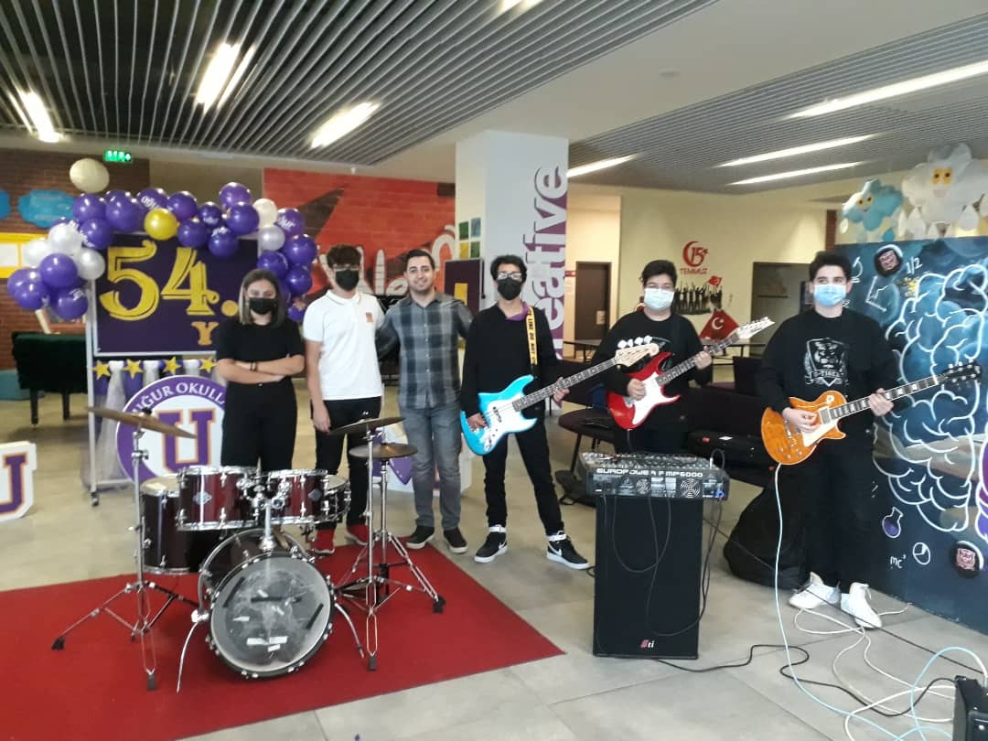 UOGaziemir's tweet photo. 💜54. yıl kutlamalarımıza öğretmen ve öğrencilerimizin gerçekleştirdigi konserle devam ediyoruz.🎶🎙🎸

#TürkiyeninUğuru54Yaşında💜 https://t.co/CwOdowJbrJ