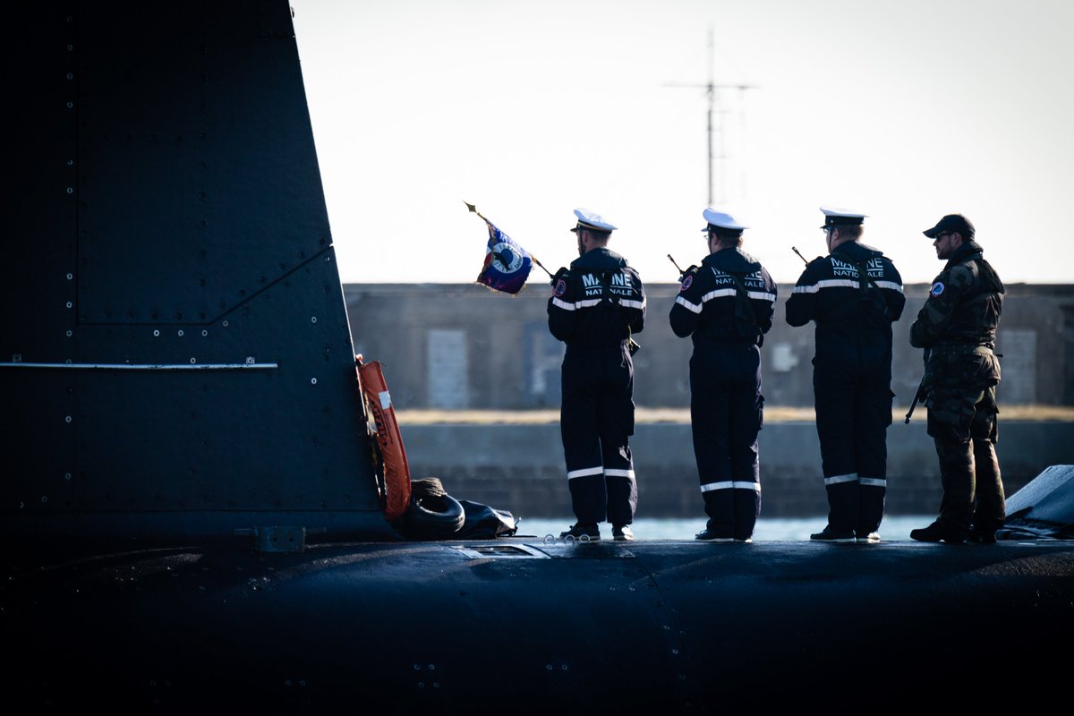 CEMM_FR's tweet photo. Ils sont 4⃣0⃣0⃣0⃣ hommes et femmes. Sous la mer et à terre, ils nous protègent, assurent la dissuasion nucléaire et contribuent à notre autonomie stratégique. A l’occasion de la journée des sous-mariniers, saluons leur engagement ! ⚓️ https://t.co/d9qLYTBbwN