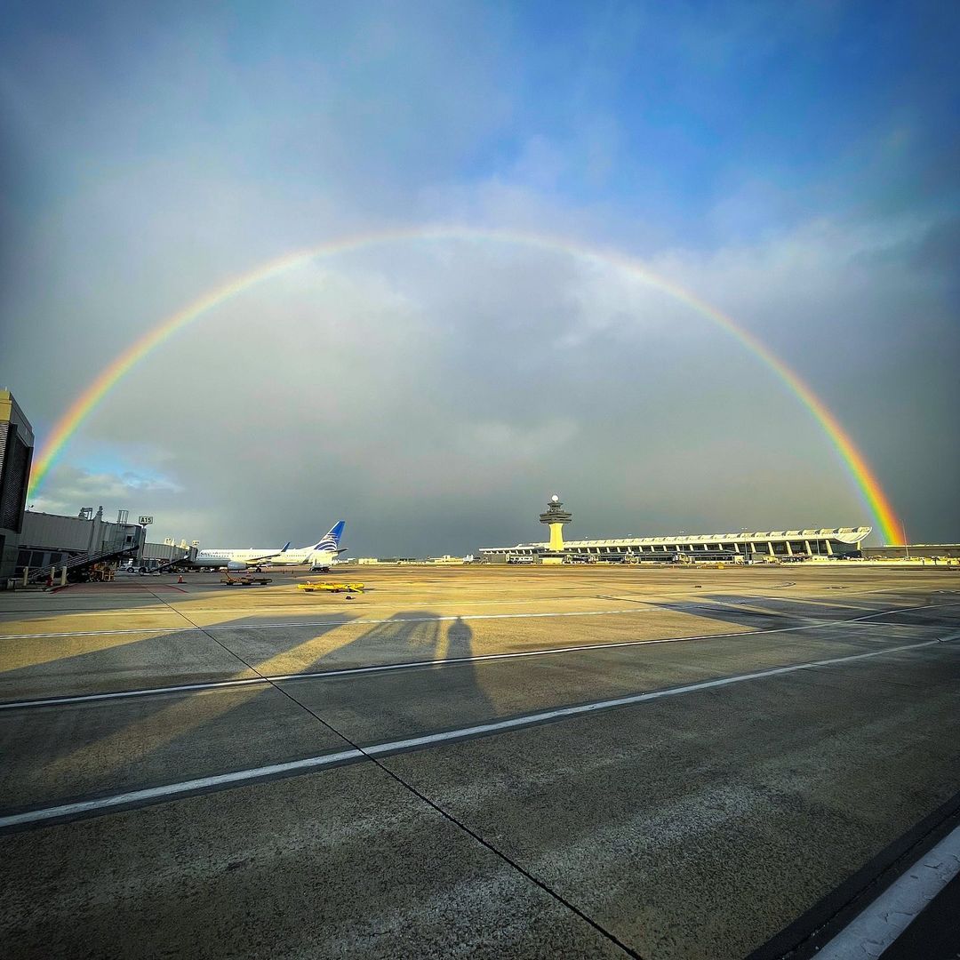 Dulles_Airport's tweet photo. Our happy place 

📷: IG destinedtofly1 https://t.co/hKLJET1XpT