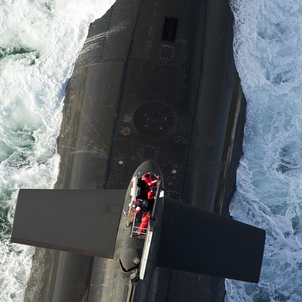 CEMM_FR's tweet photo. Ils sont 4⃣0⃣0⃣0⃣ hommes et femmes. Sous la mer et à terre, ils nous protègent, assurent la dissuasion nucléaire et contribuent à notre autonomie stratégique. A l’occasion de la journée des sous-mariniers, saluons leur engagement ! ⚓️ https://t.co/d9qLYTBbwN