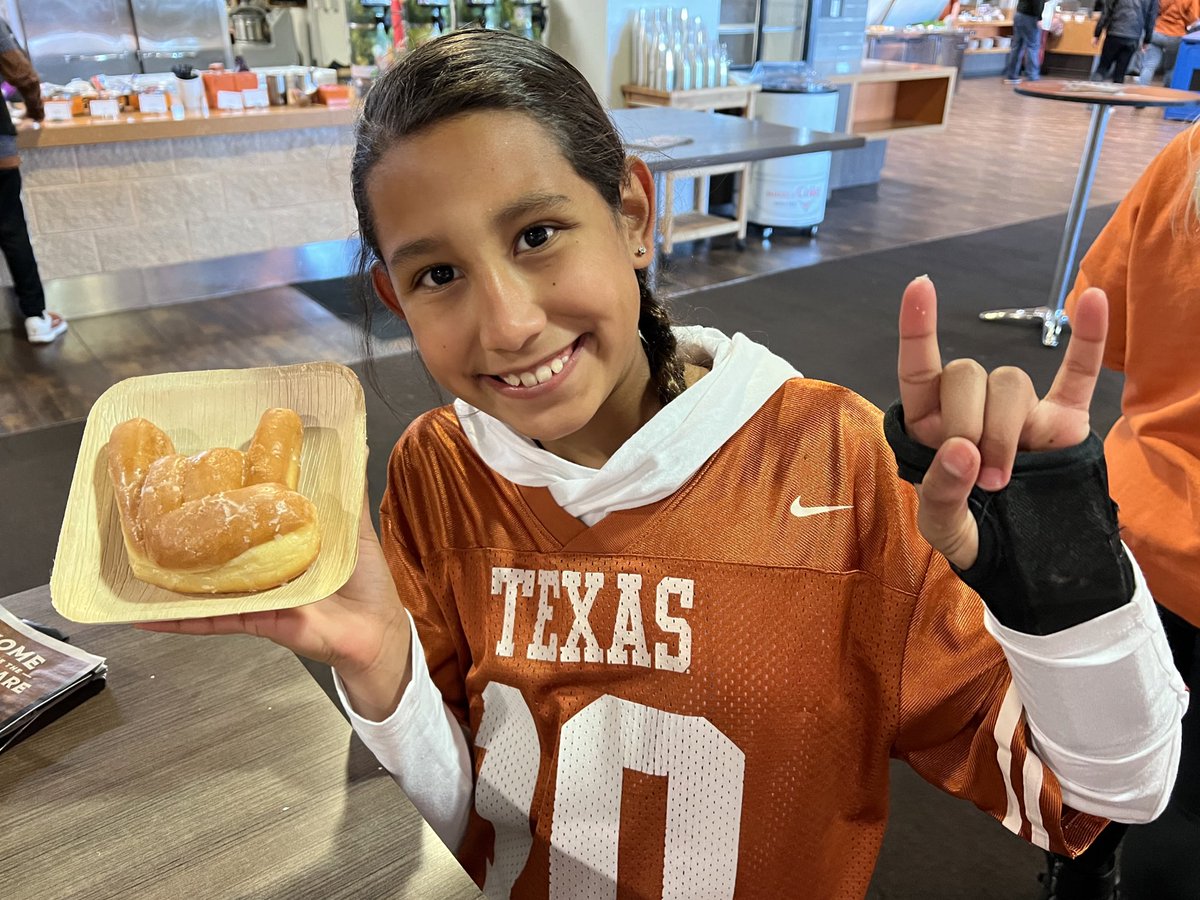 RoseyGuerra's tweet photo. #HookEm https://t.co/A8eFsjd9Vo