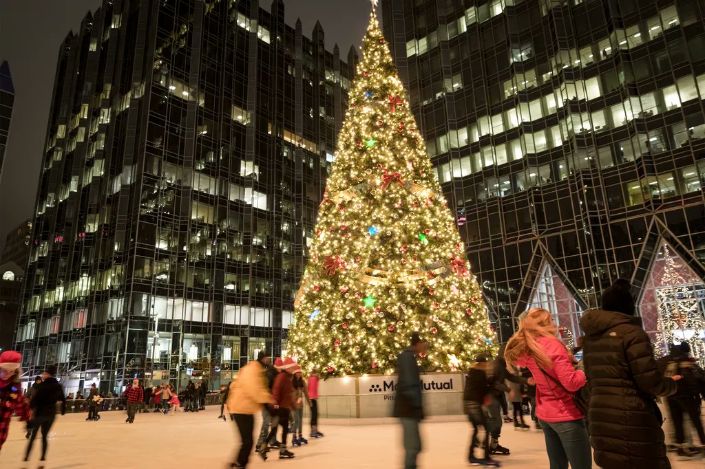 DowntownPitt's tweet photo. Join @walktheburgh on the Holiday Lights Tour to discover beautiful spaces and pieces of architecture while getting to see all the festive holiday lights and decorations, including the World's Largest Pickle Ornament!

Book your tour ➡️ https://t.co/GKYGhbK481 https://t.co/Un9BItXUZ1
