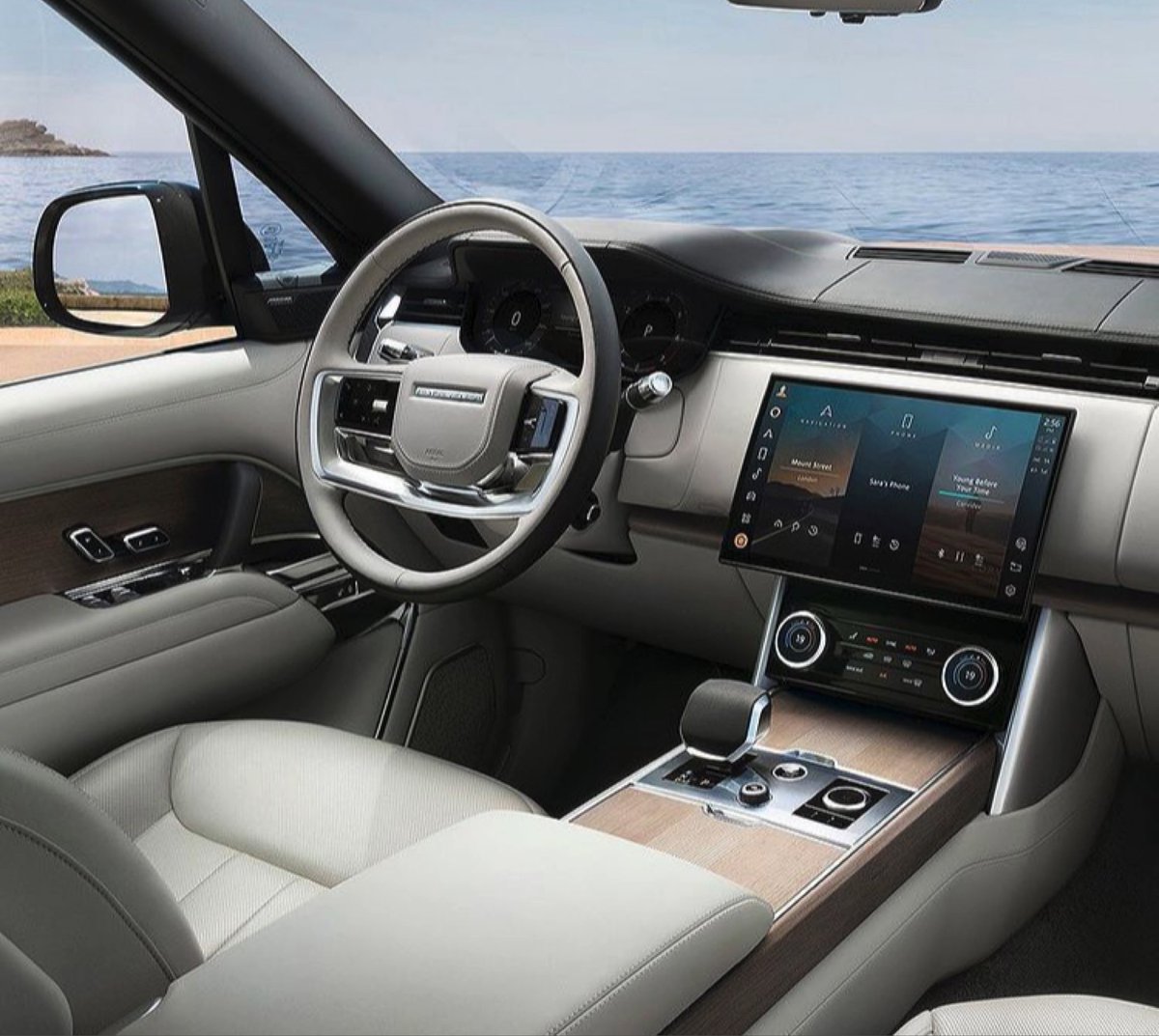 MadeInLuxurys's tweet photo. Take a closer look at the all new Range Rover by @LandRover. The vehicle’s fifth generation has been refined with a minimal design approach! https://t.co/z3byiCkBzD