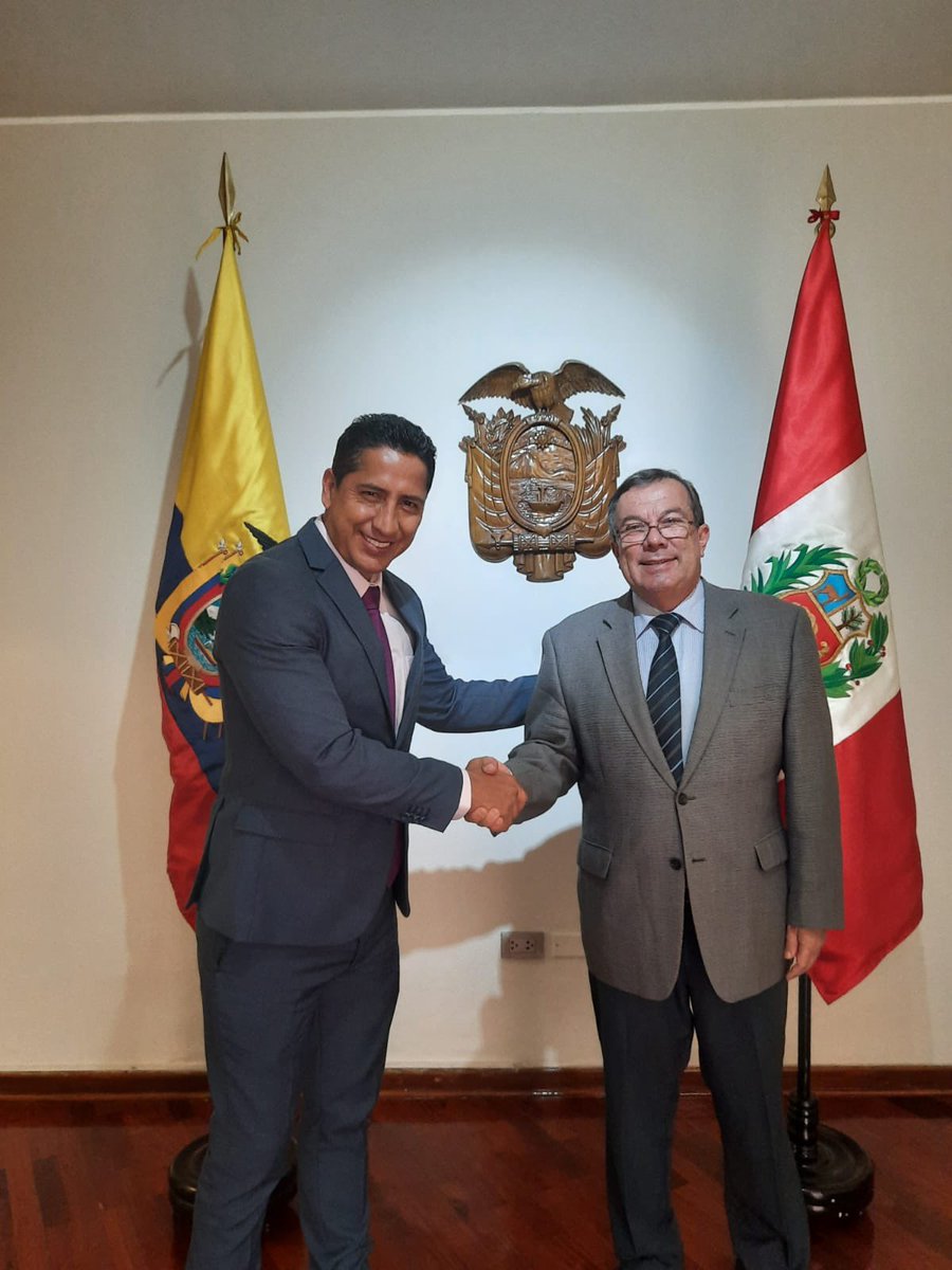 EmbajadaEcuPER's tweet photo. Buenas noticias | En reunión con  el ingeniero Franklin Galarza Guzmán, Presidente de la Asociación de Municipalidades Ecuatorianas, AME, conversamos sobre mecanismos para fortalecer e impulsar las relaciones bilaterales fronterizas #JuntosLoLogramos https://t.co/GBbniG2Wqi