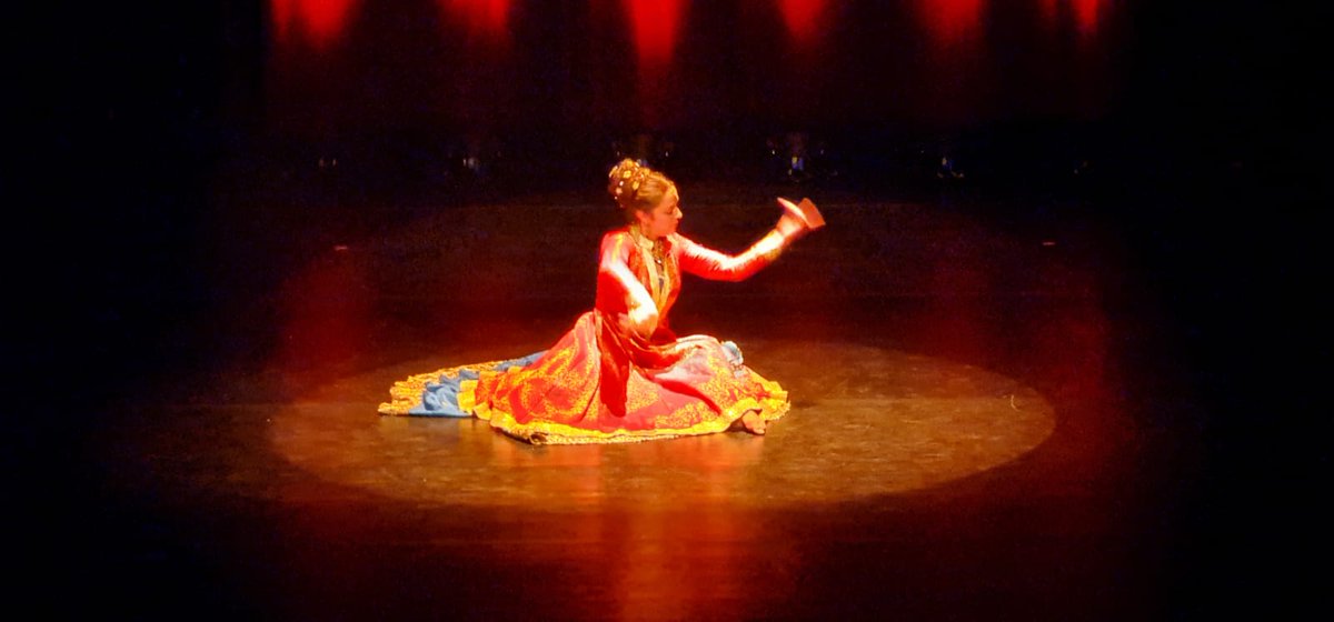 IndEmbassyBru's tweet photo. Celebrating 🇮🇳@75  
#BombayExpress show by Bollylicious, part of  #InDialogue  supported by @IndEmbassyBru was witnessed by a  large gathering in Ghent on 25 Nov. 
A melange of styles,  based on Indian dance forms and inspired by Bollywood.
@santjha @MEAIndia @IndianDiplomacy https://t.co/flWbQSPJyV